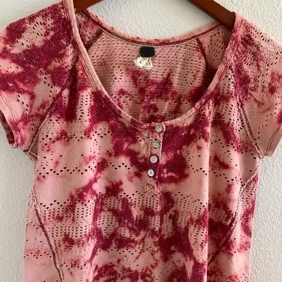 Free People We the Free Quarter Button Red Pink Tie Dye Top Small - Picture 6 of 6